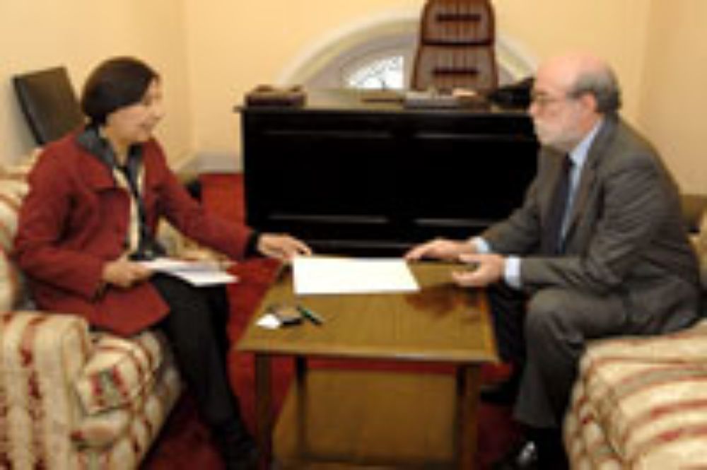 La Decana de la Facultad de Medicina, Dra. Cecilia Sepúlveda, se reunió con el Diputado Enrique Acorsi, para tratar diversos temas relativos al Hospital Clínico de la U. de Chile.