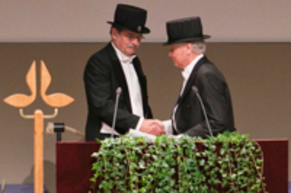 Prof. A. Weintraub recibiendo la distinción