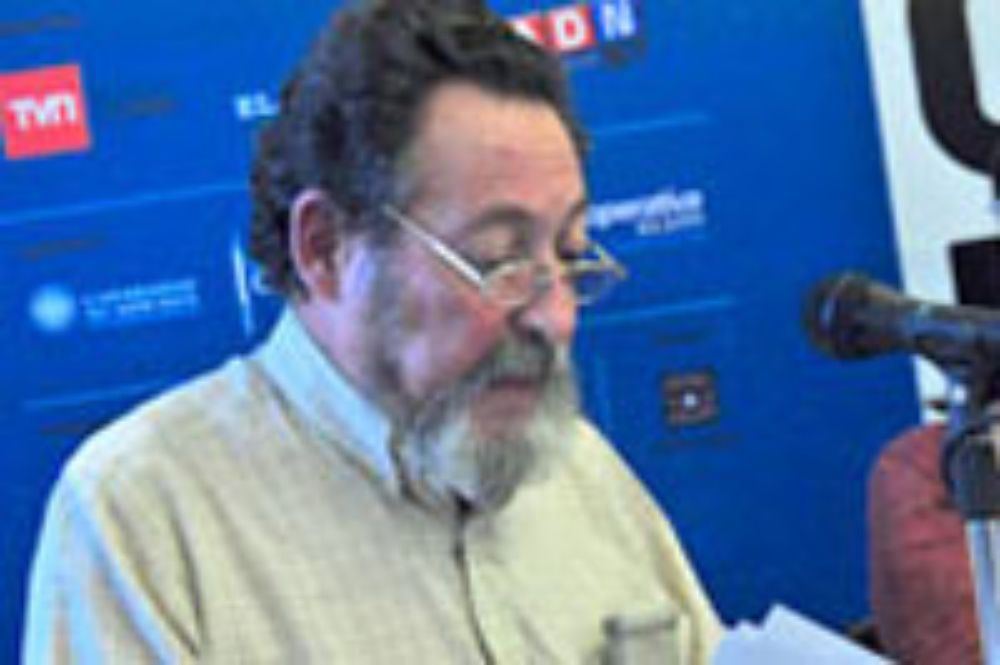 José Navarro, académico de la U. de Chile relató sobre la quema de libros en la Facultad de Medicina.