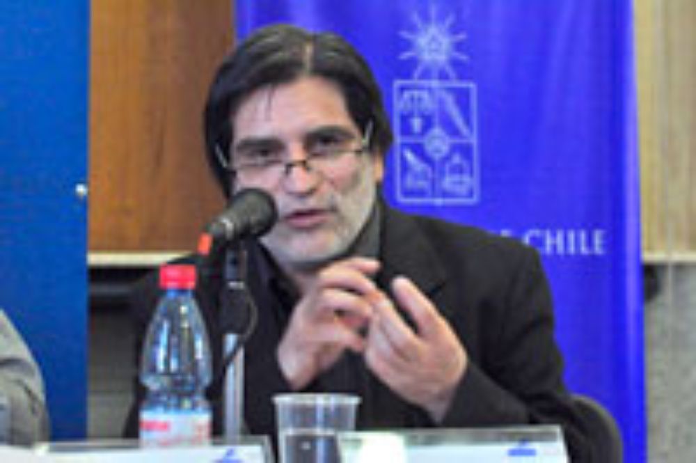 Jorge Montealegre, poeta y periodista, contó a los presentes su experiencia con los libros mientras estuvo prisionero en el centro de detención de Chacabuco.