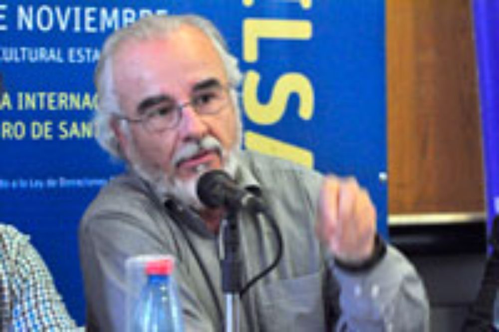 Arturo Navarro, sociólogo y periodista recordó cómo fue que él llegó a quemar su propia biblioteca. 