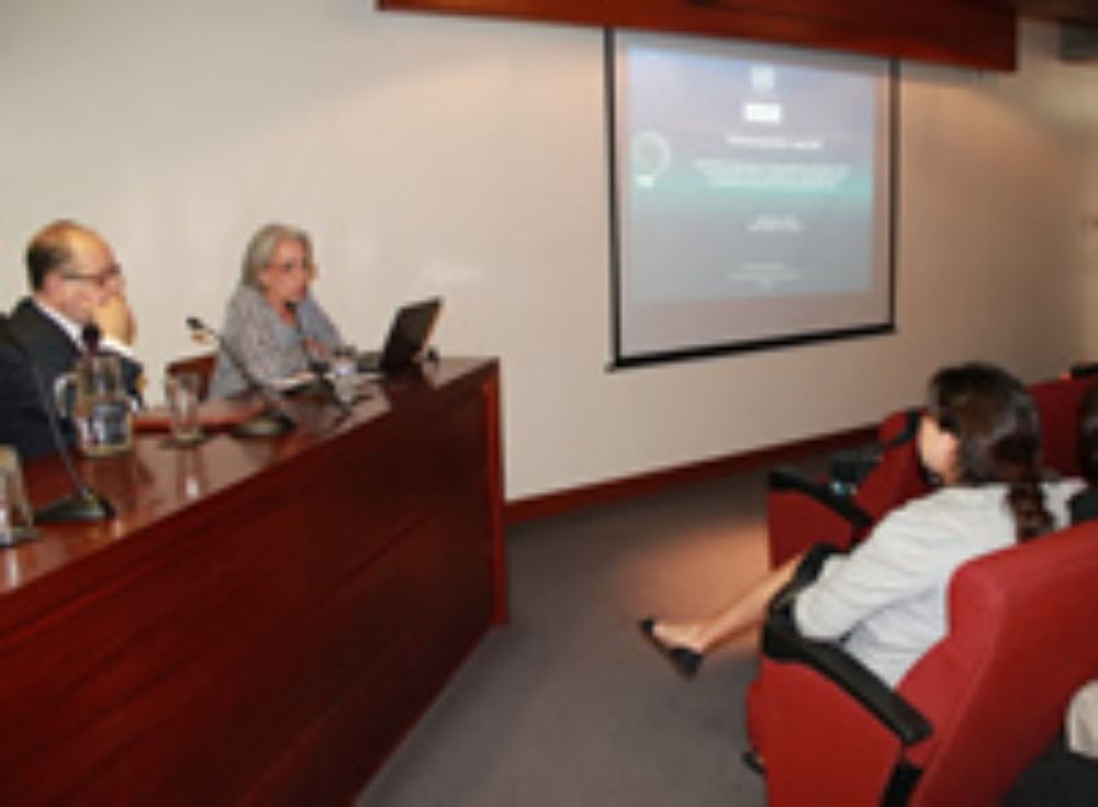 La representante de Cepal, María Elisa Bernal, y el decano Roberto Nahum, inauguraron el seminario que marcó el inicio del Programa de Liderazgo Social. 