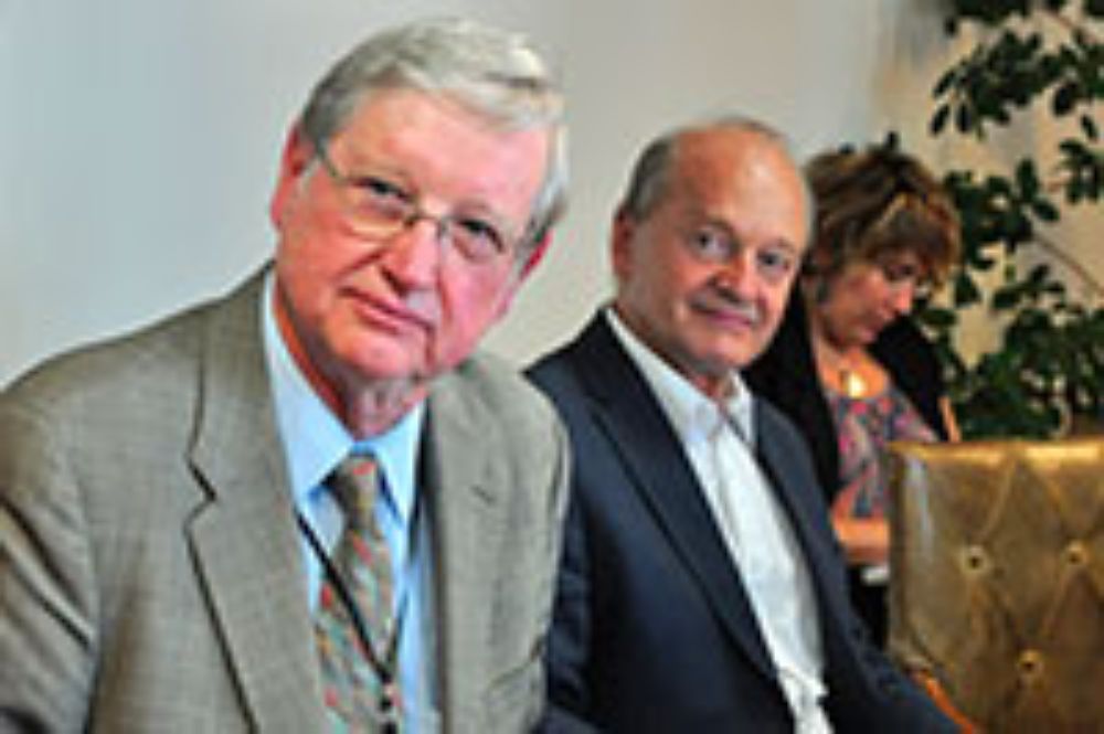 El lunes 6 el Prof. Richmond llegó hasta la U. de Chile para reunirse con el Rector. 