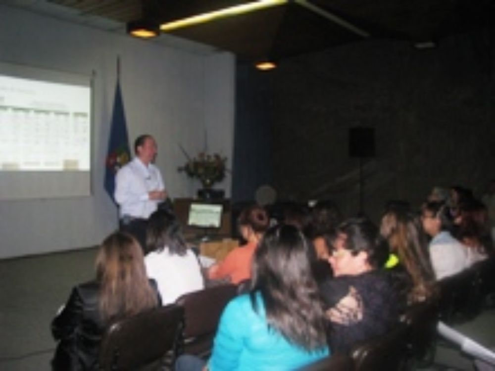 Profesores y profesionales explicaron a los nuevos alumnos los diversos servicios que existen en el campus y que facilitan su vida universitaria.