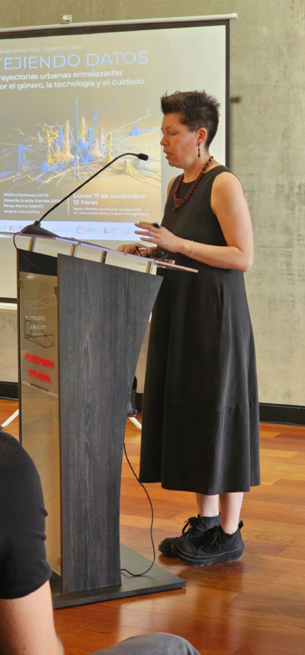 Ángela Cura, académica del Departamento de Artes Visuales quien trabajó en la materialidad de los resultados y fue la encargada durante la inauguración de relatar a las y los asistentes las decisiones que tomó el equipo transdisciplinario que dio vida a Tejiendo Datos.