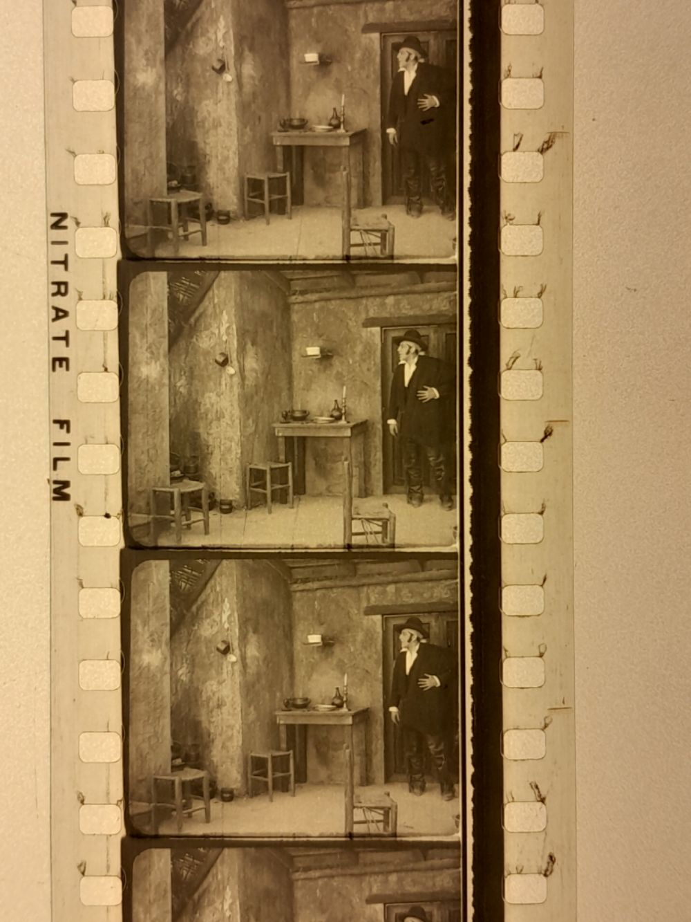 El húsar de la muerte representa un hito en la cinematografía latinoamericana, narrando las luchas de la independencia en clave de ficción, puntualmente la vida y obra de Manuel Rodríguez, héroe popular de principios del siglo XIX. En ella se permite repensar la identidad visual de una comunidad, desempeñando un papel crucial que integra elementos de la historia y las aspiraciones de la sociedad de su tiempo. 