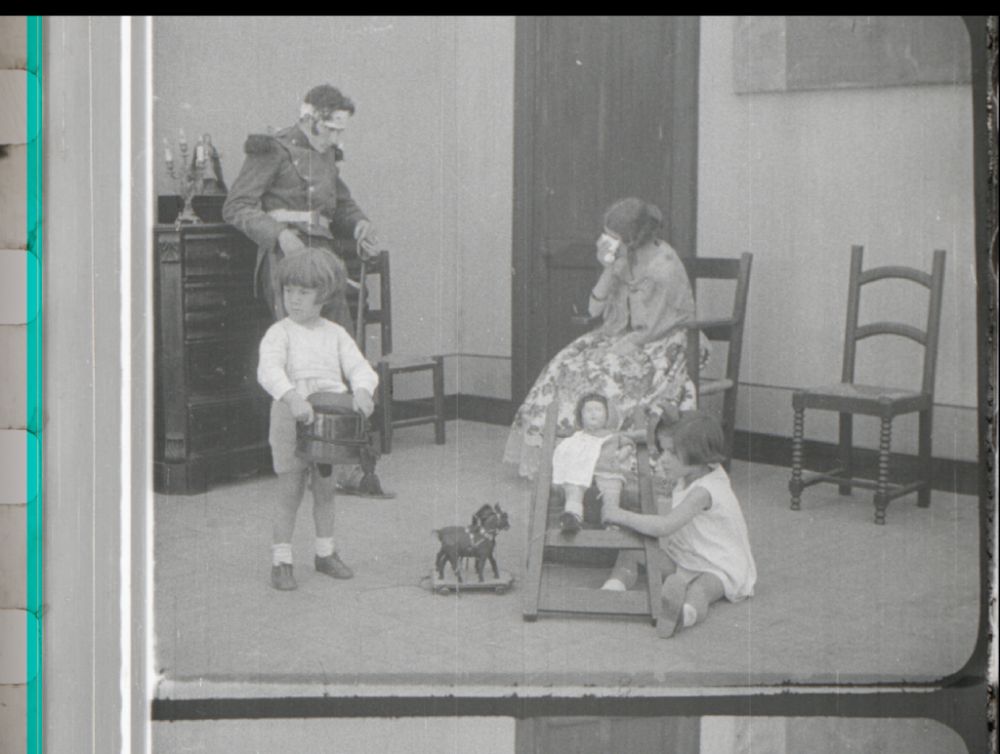 La tercera mesa “El húsar de la muerte: lecturas transdisciplinares” estará a cargo del director de la Cineteca de la Universidad de Chile, Luis Horta y de representantes del Consejo de Monumentos Nacionales que reflexionarán acerca del patrimonio fílmico y la declaratoria de Monumento Histórico del film de Sienna. 