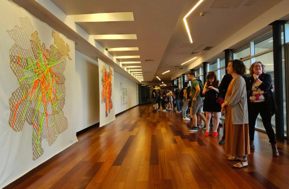 En el Zócalo de la Plataforma Cultural se llevó a cabo la inauguración de la muestra “Tejiendo Datos: Trayectorias urbanas entrelazadas por el género, la tecnología y el cuidado” que estará disponible hasta el 05 de enero en Plataforma Cultural y que da cuenta de los sesgos de género en el análisis de datos en la planificación del transporte público.  