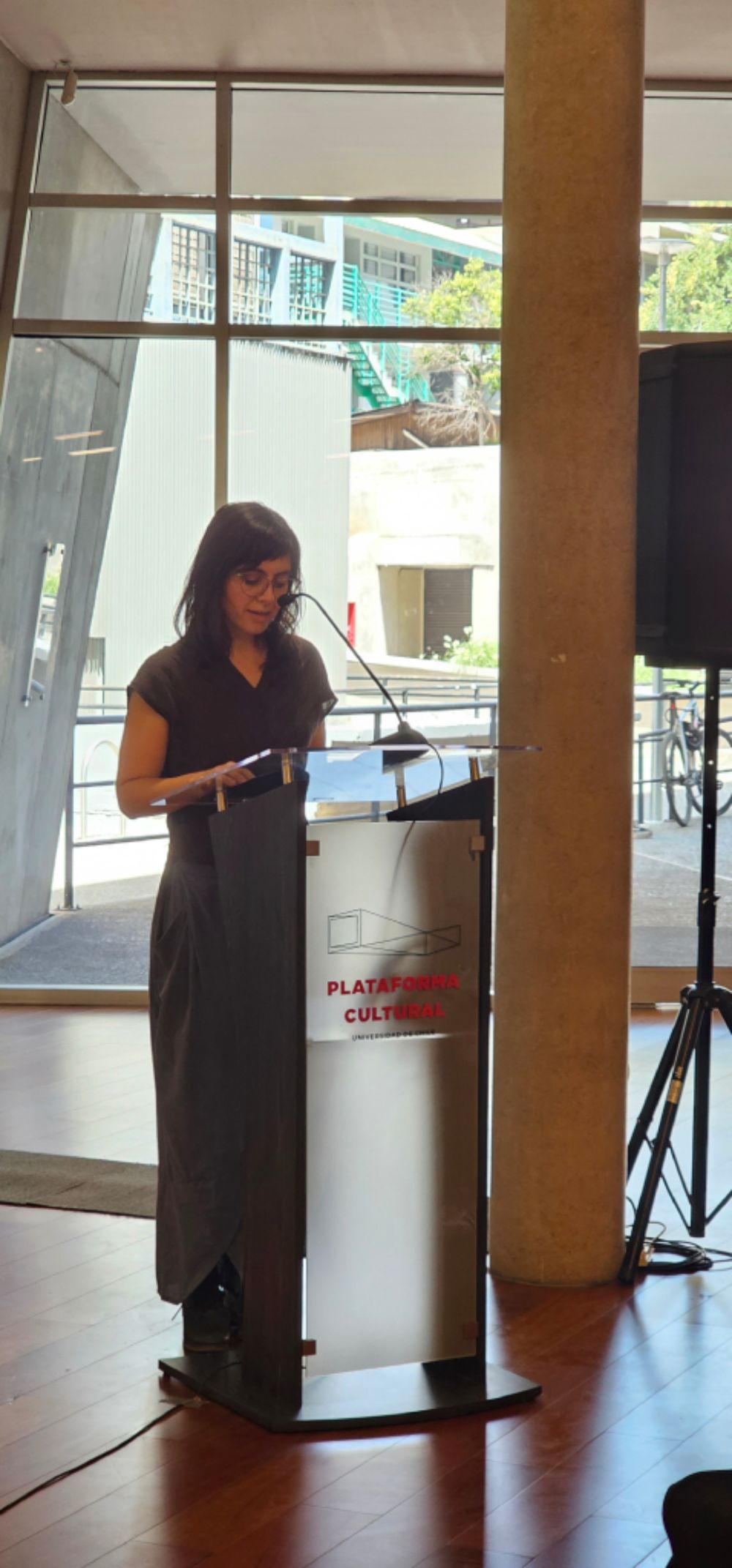 Palabras inaugurales a cargo de Mónica Humeres, académica responsable del proyecto ANID-Fondecyt que en conjunto con Núcleo Milenio FAIR (Futures of Artificial Intelligence Research) lideran el proyecto que combina arte, tecnología, movilidad cotidiana y equidad de género. 