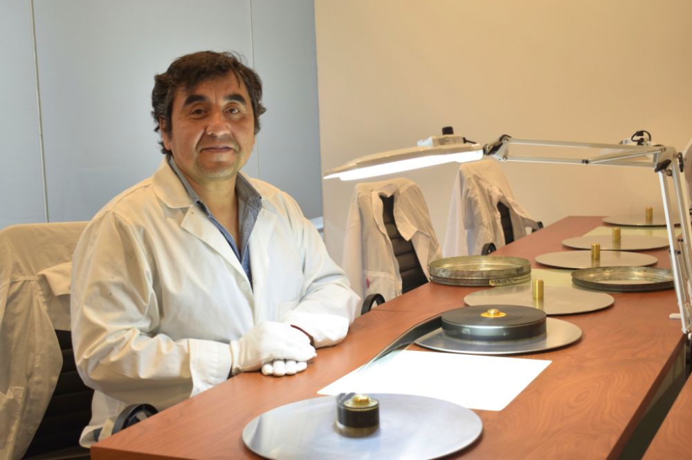 Carlos Ovando, Encargado del Área Técnica y Restauración de la Universidad de Chile, en su lugar de trabajo en Plataforma Cultural