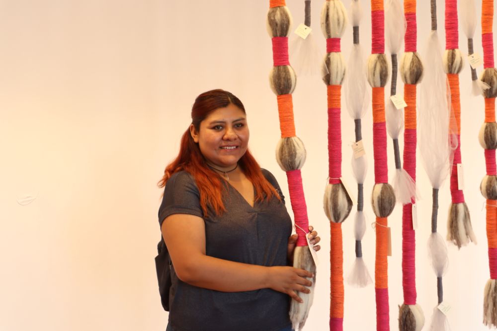 Sharon Mercado fue una de las mujeres que permitió ser acompañada durante sus trayectos. Tras recorrer la exposición expresó “Me parece bonito, interesante, esto es algo cotidiano que todos lo vivimos, pero es otra manera de representarlo y es mejor forma que un escrito o que datos estadísticos. Creo que no debe quedar en esto, que el gobierno o el sistema de transporte también los tome en cuenta”. 