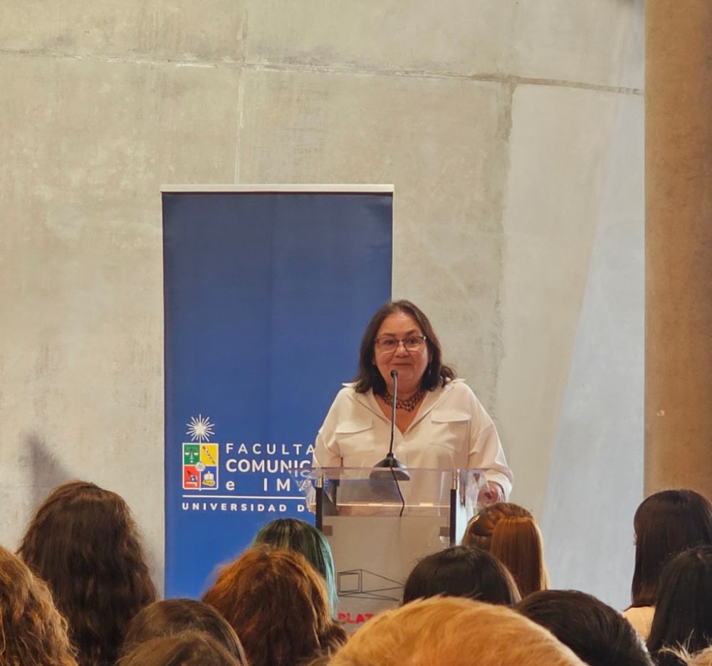 Vicedecana María Eugenia Domiguez, celebró la inauguración de la exposición Tejiendo Datos a la que calificó de provocadora por los cruces que realiza y el resultado que expone. 