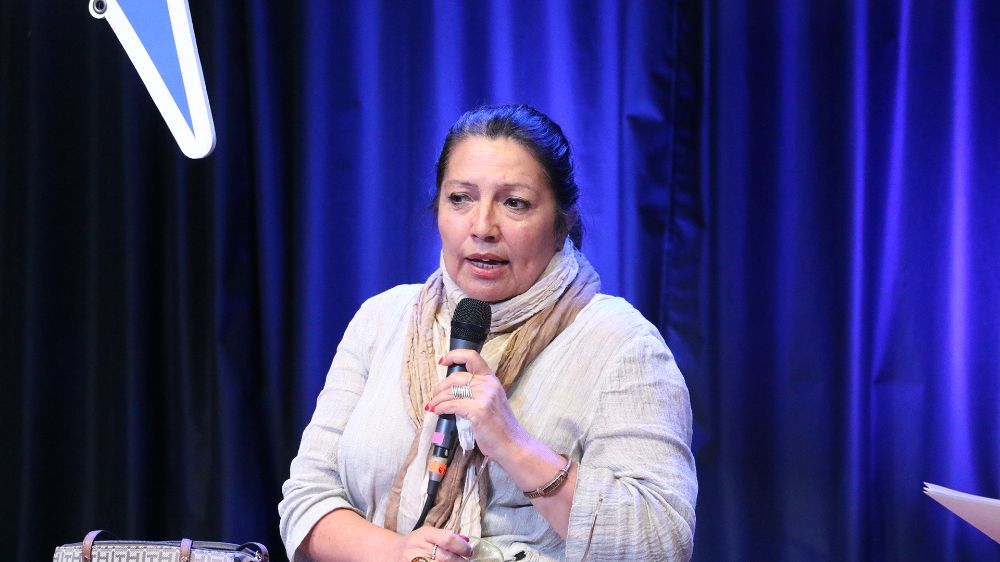 Para la Senadora Azúa los roles no son iguales, y estas relaciones desiguales están operando en términos de una masculinidad que siente que es poderosa. En ese sentido, "es clave establecer un acuerdo común respecto de cómo educamos a nuestros niños y niñas”, dijo.