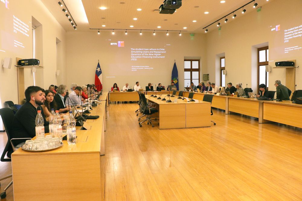 Lorraine Dearden se suma a un distinguido grupo de expertos /as que han compartido ante el Senado sus análisis sobre el FES y los modelos de financiamiento universitarios. Entre ellos/ase el subsecretario Víctor Orellana, el profesor Harald Beyer, la profesora Jeongen Kim.