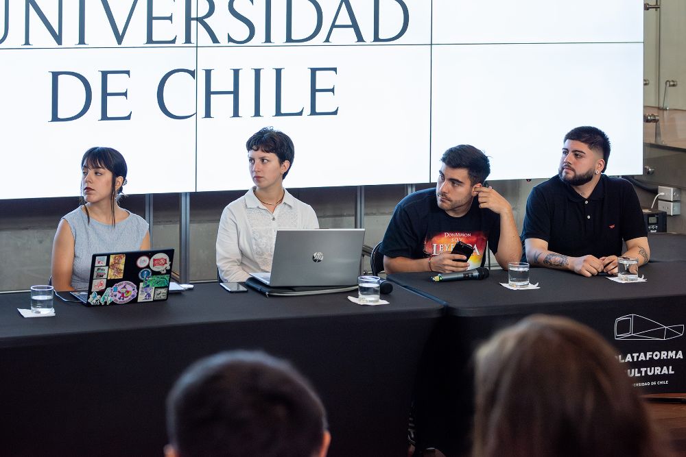 La instancia, organizada por un grupo de senadores/as estudiantiles de la Universidad de Chile, tuvo como objetivo analizar los procesos de democratización interna y los desafíos que enfrentan las instituciones de educación pública en Chile.