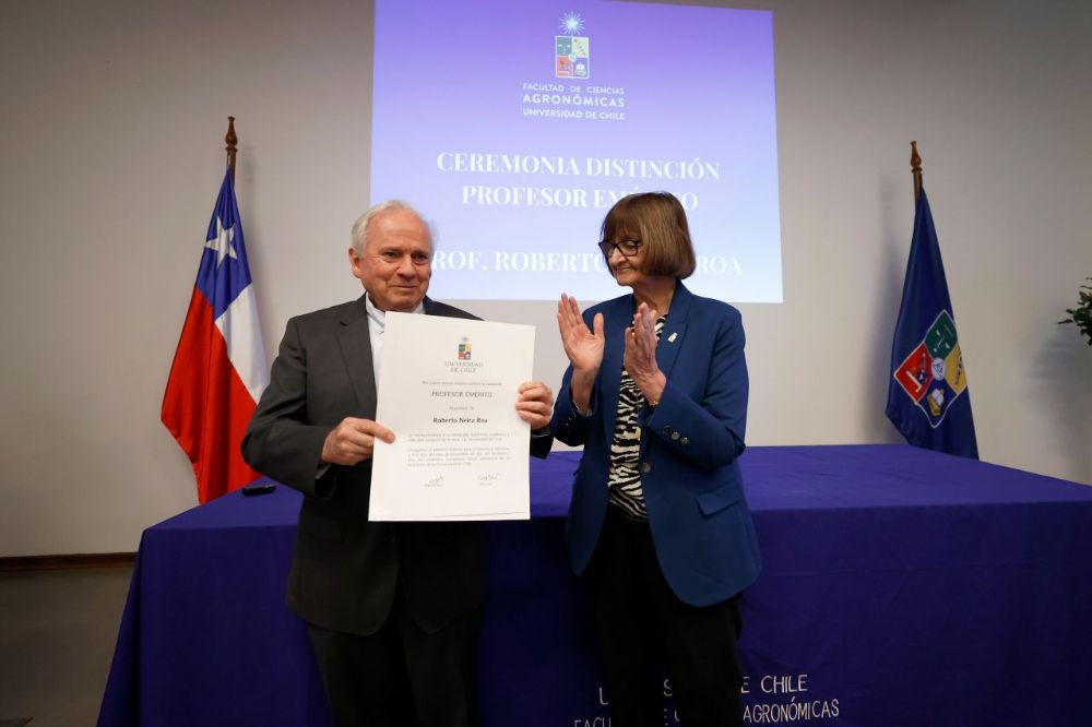 La Rectora Rosa Devés entrega el diploma de Profesor Emérito al Dr. Roberto Neira Roa.