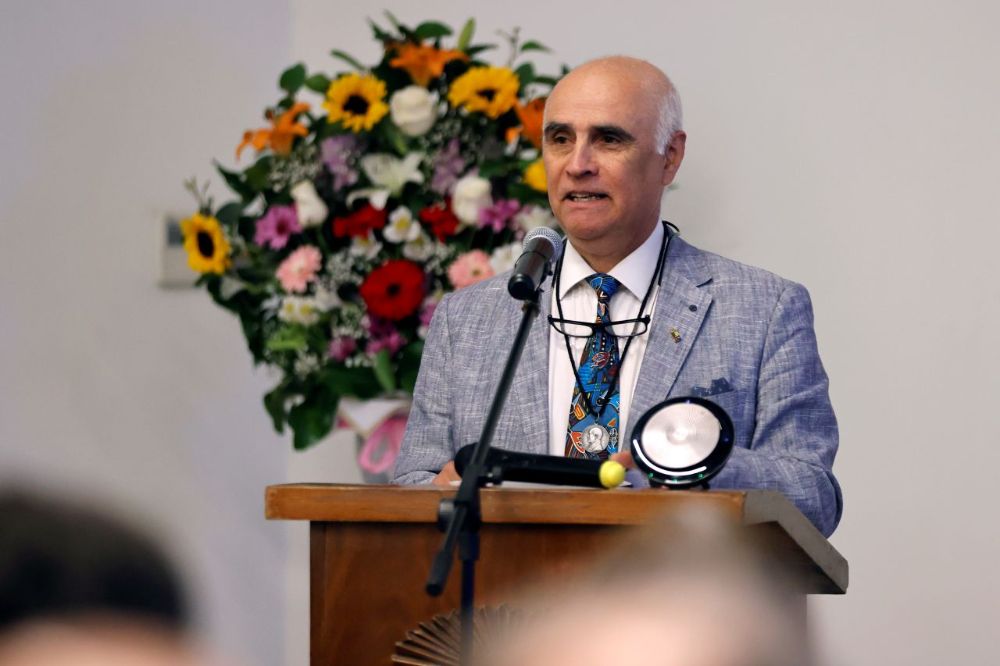 El decano de la Facultad de Ciencias Agronómicas, profesor Gabino Reginato, durante su discurso en la ceremonia, donde destacó la vocación de servicio público y el compromiso con el conocimiento que caracterizan la trayectoria del profesor Roberto Neira.
