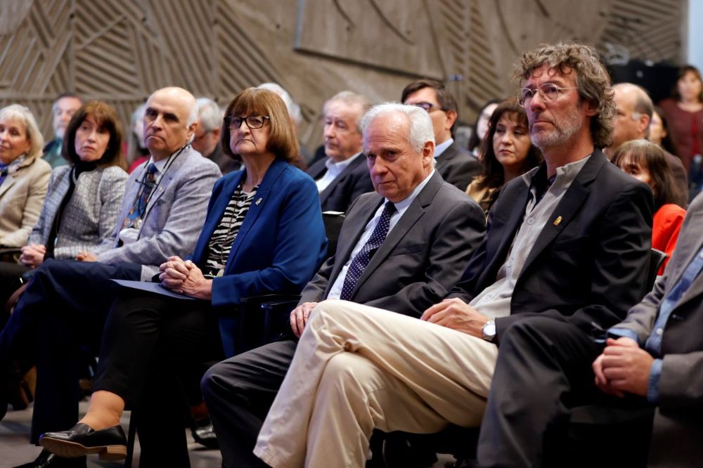 utoridades universitarias, académicos, estudiantes, familiares y amigos participaron en la ceremonia de otorgamiento de la distinción de Profesor Emérito al profesor Roberto Neira Roa, realizada en la Sala Roberto Opazo de la Facultad de Ciencias Agronómicas.