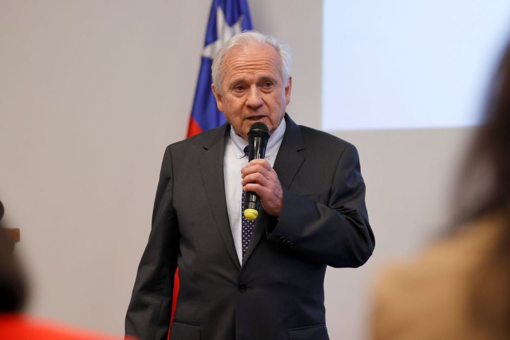 El profesor Roberto Neira Roa, exdecano de la Facultad de Ciencias Agronómicas, reconocido por su destacada contribución al desarrollo de la genética y la acuicultura en Chile, áreas en las que ha sido pionero y referente internacional.