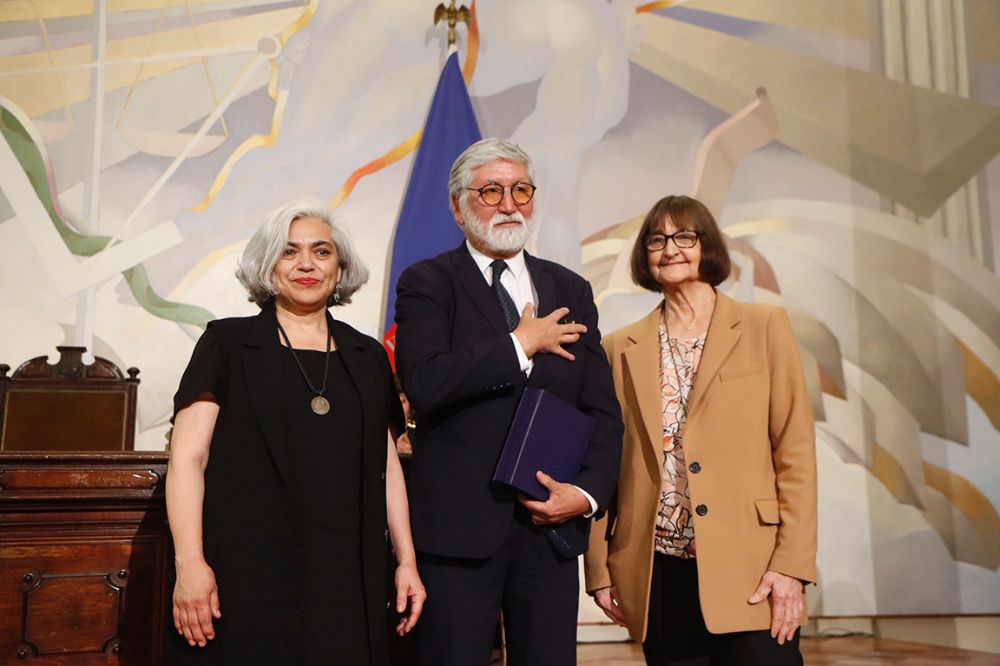 El ex Secretario Técnico del Senado, Germán Rojas Moya, fue homenajeado en sus 17 años de trabajo en el órgano superior.