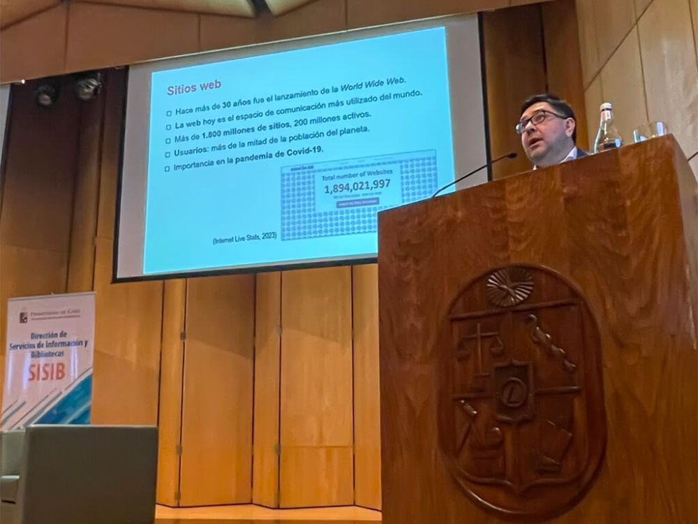 Alejandro Morales, académico de la Facultad de Comunicación y Jefe de Medios Digitales de la Dirección de Servicios de Información y Bibliotecas (SISIB) 