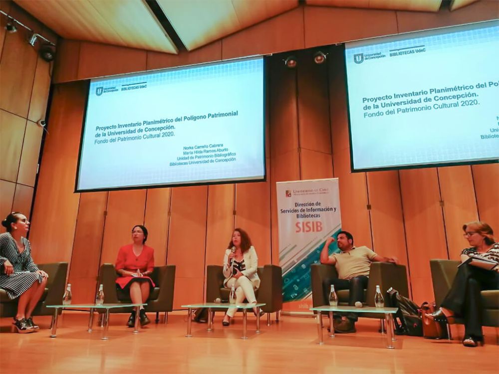 Panel de Bibliotecas y patrimonio con Fernando Vergara de la PUCV; María Paz Valenzuela Blossin de la U. de Chile; y Norka Carreño C. junto a María Hilda Ramos Burto de la U. de Concepción