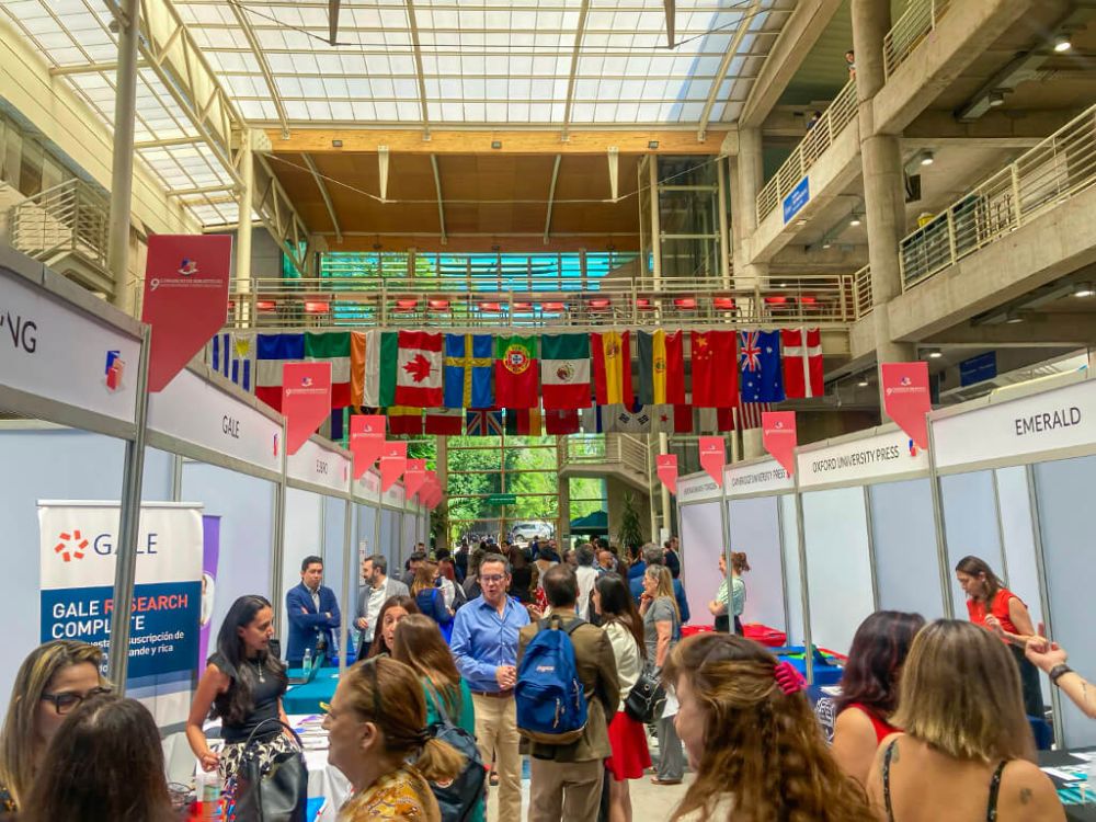 Feria de auspiciadores y servicios en el 9° Congreso de Bibliotecas Universitarias y Especializadas, BiblioU2023