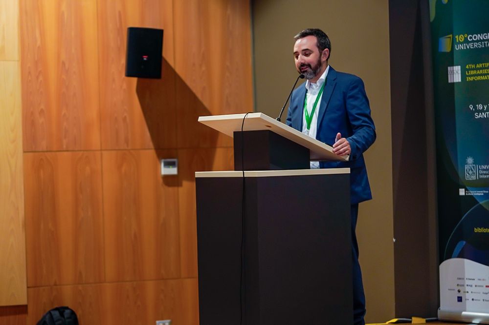 Rodrigo Donoso, director de la Dirección de Servicios de Información y Bibliotecas (SISIB).