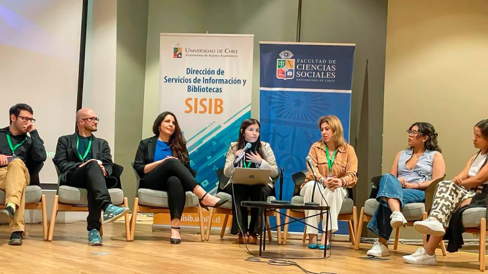 Panel de presentación de pósteres científicos.