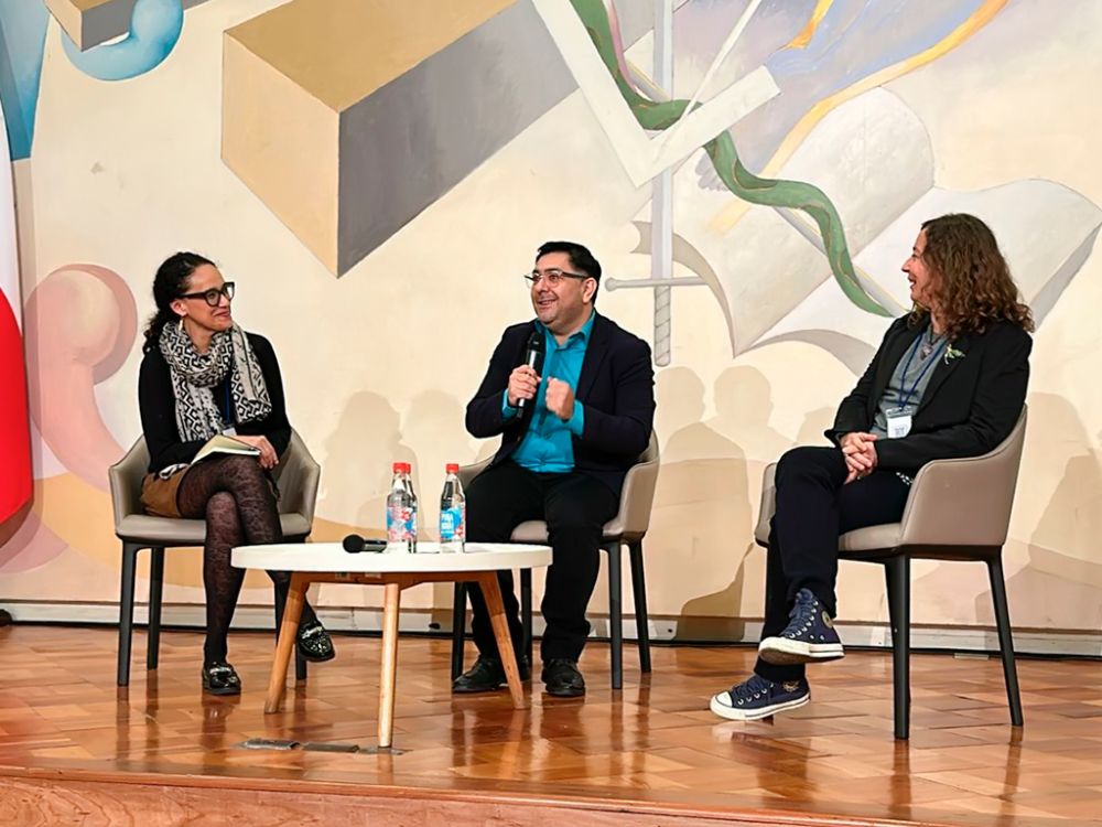 Mesa de discusión sobre desinformación, inteligencia artificial y redes sociales.