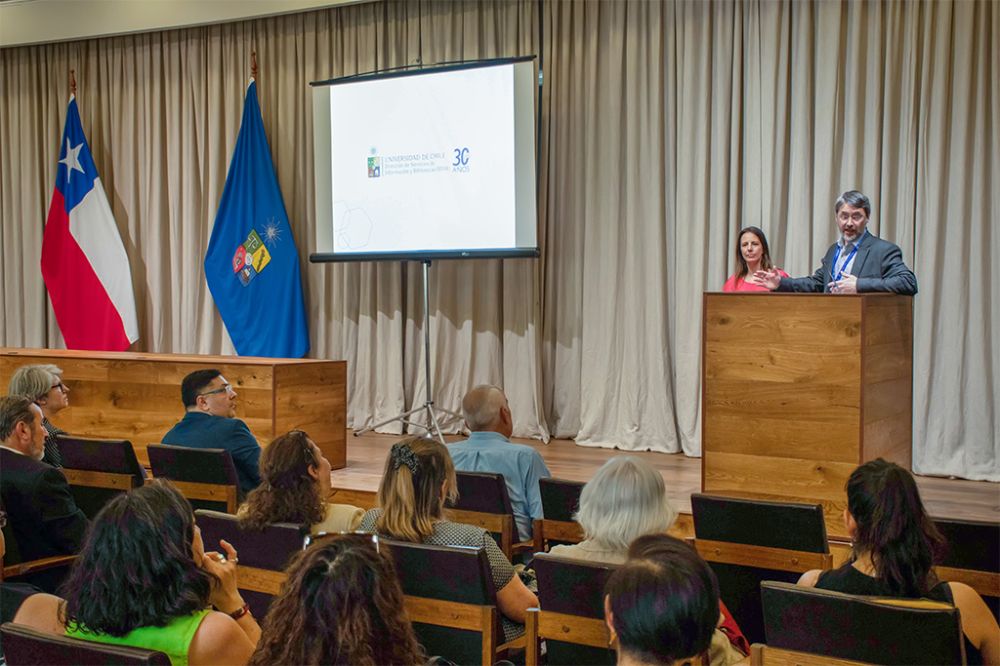 Isabel Silva, coordinadora de Servicios Digitales, y Randall Ledermann, subdirector de la Secretaría de Gobierno Digital.