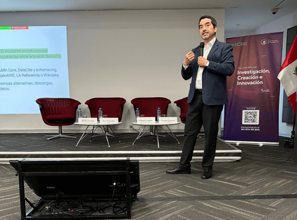 Rafael Castillo Guerrero, director de SISIB, presentó “Rol de las unidades estratégicas de la universidad en la implementación de la ciencia abierta”.