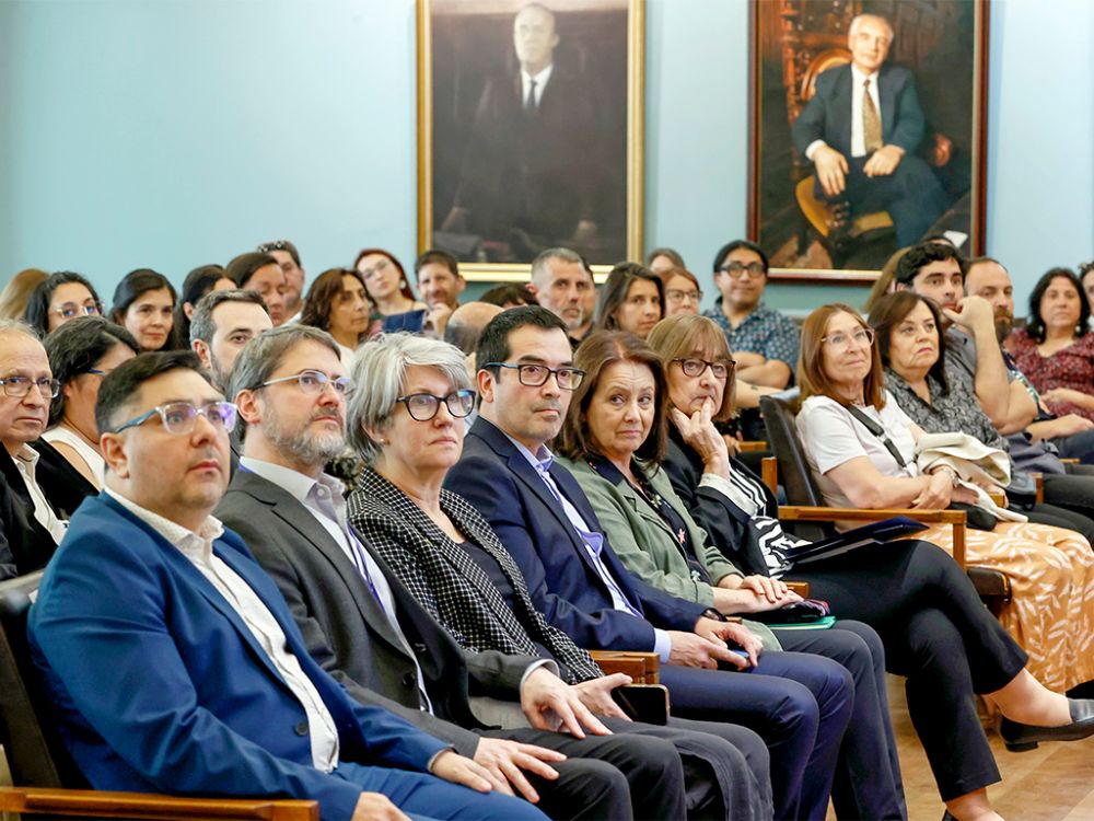 Autoridades y asistentes a la ceremonia del 30° aniversario de SISIB y del portal web uchile.cl.