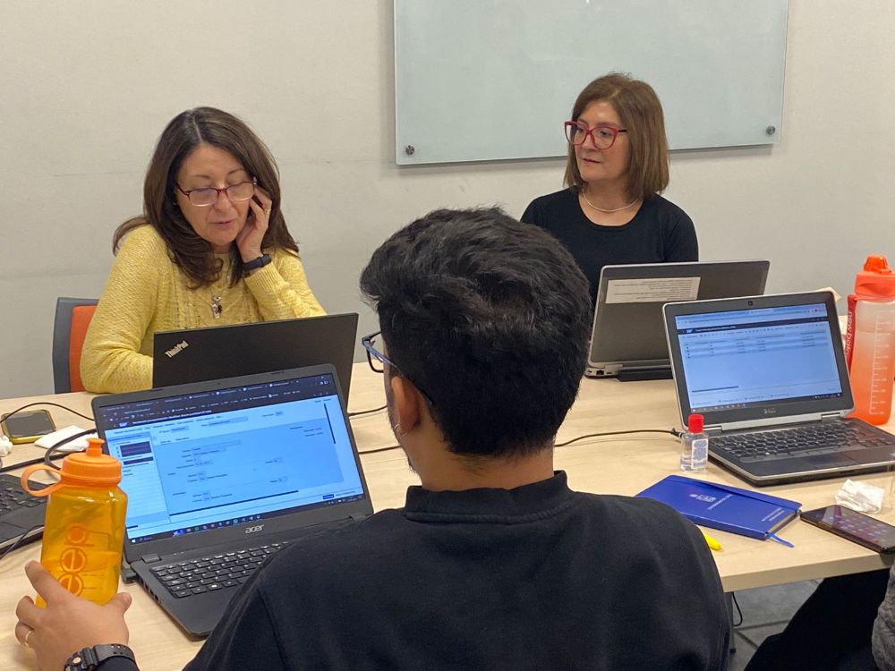 Edith González, key user o usuaria clave del módulo de Presupuesto (PSM), fue la encargada de guiar la primera sesión práctica de las capacitaciones del mes de mayo. 