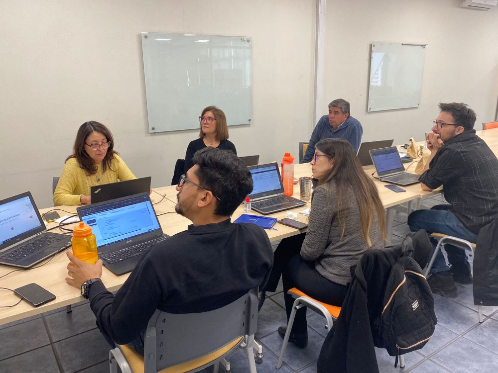 Funcionarios y funcionarias de los organismos que se preparan para la salida en vivo de SAP se capacitan para ser Usuarias/os líderes. 