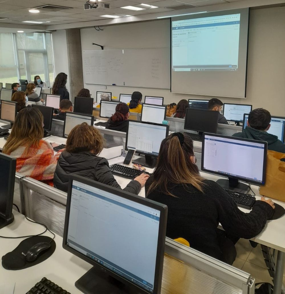 Funcionarias y funcionarios participando de las Capacitaciones en SAP