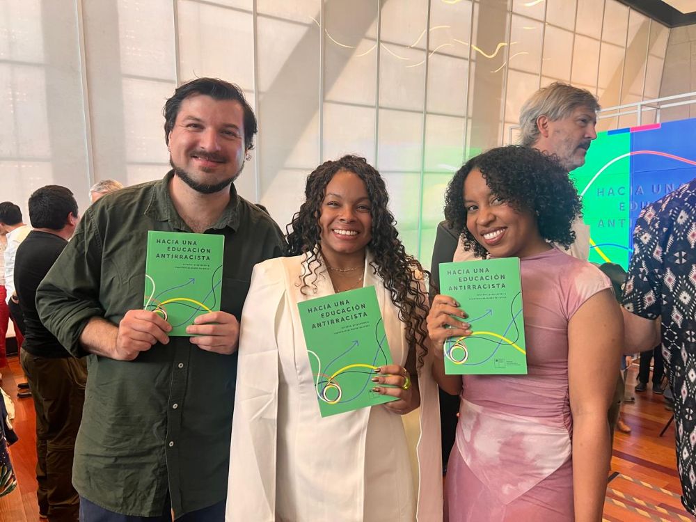 El objetivo de la presentación es socializar este libro como una herramienta colectiva, reflexionando en torno al racismo en educación.