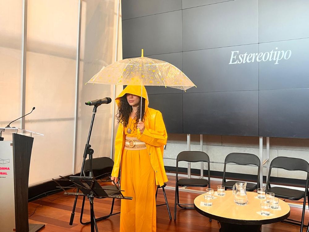 El encuentro comenzó con la cantautora Frazzia, quien presentó una performance dedicada a la comunidad migrante.