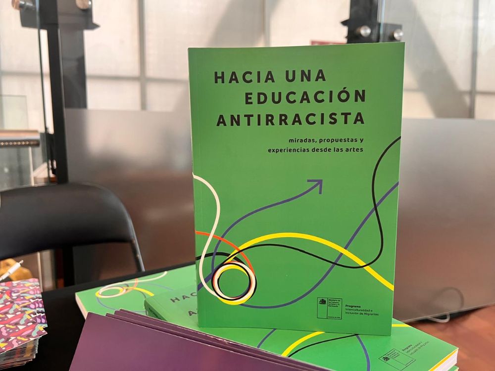 El libro “Hacia una educación antirracista: miradas, propuestas y experiencias desde las artes” ya se encuentra disponible en formato digital.