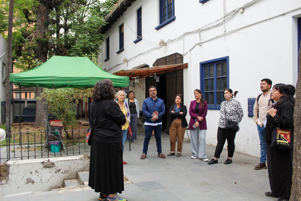 Hasta el recinto llegaron las y los visitantes que fueron parte del relato ofrecido por las mediadoras, entre quienes estaba la profesora Fanny Berlagoscky.