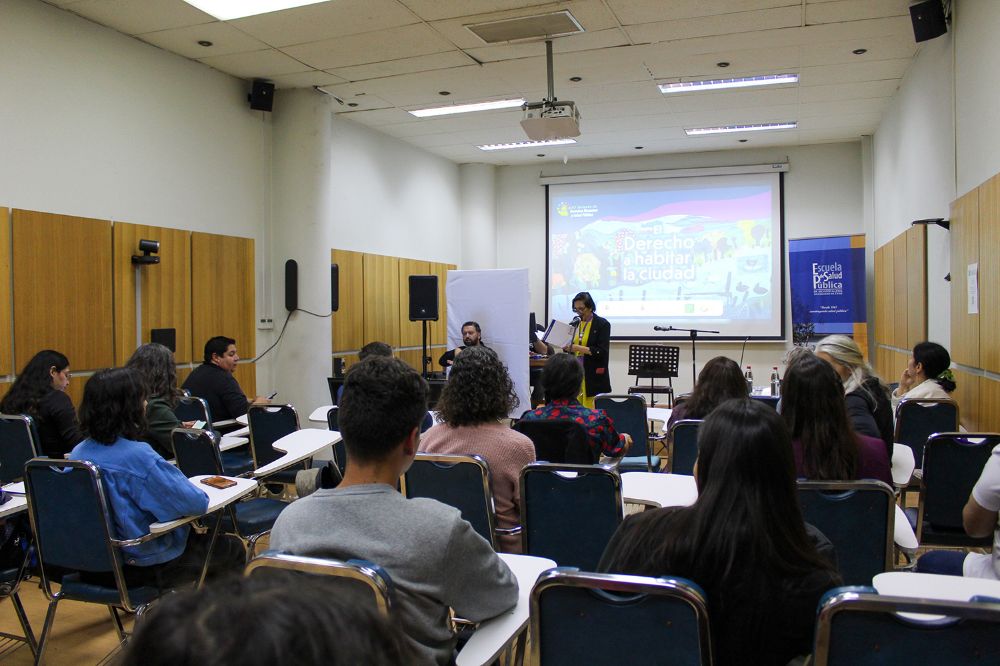 La sesión inaugural de la tarde se realizó en la Sala 211 de la Escuela de Salud Pública de la Facultad de Medicina de la Universidad de Chile. 