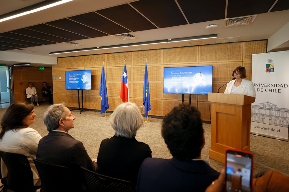 "Nadie se desarrolla por sí mismo, sino con los demás, tal como ustedes lo hacen, dedicando su trabajo, su tiempo y su energía", sostuvo la Rectora de la U. de Chile, Rosa Devés.