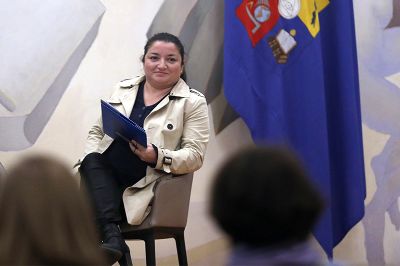 La académica de la Facultad de Comunicación e Imagen de la U. de Chile, Tania Tamayo, indicó: “Desde la docencia y el periodismo celebro este manual. Es aquello a lo que apuntamos siempre cuando formamos estudiantes en las salas de clases, hoy tenemos un texto hermoso, lleno de consideraciones básicas y sentido común”