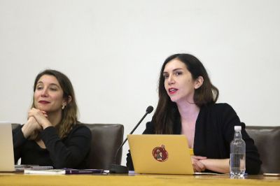 El diálogo integró la participación de la abogada y exvicepresidenta adjunta de la Convención Constitucional, Bárbara Sepúlveda, quien se refirió a la importancia que tomaron las organizaciones feministas en las propuestas de artículos para la nueva carta fundamental. 