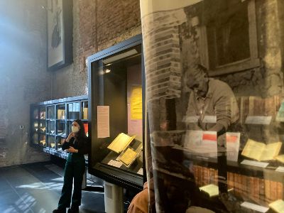 La becaria laboral del área de Investigación Patrimonial del Archivo Bello, Magdalena Benavente, recalcó el vínculo establecido entre las demandas sociales presentes en las piezas expuestas en la Sala Museo Gabriela Mistral. 