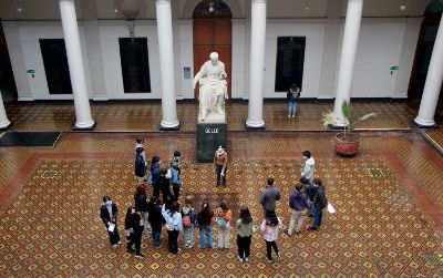 Una de las visitantes fue Pamela Riquelme, profesora de Historia del Colegio Alemán de Concepción. “Para nosotros fue importante incluir esta visita a la Universidad de Chile en parte de la salida pedagógica, especialmente por lo que representa en la construcción del siglo XIX”