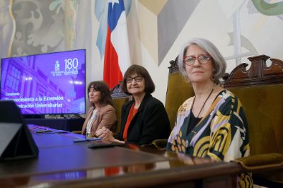 La prorrectora Alejandra Mizala, la Rectora Rosa Devés, y la vicerrectora de Extensión y Comunicaciones, Pilar Barba, quienes presidieron la ceremonia.