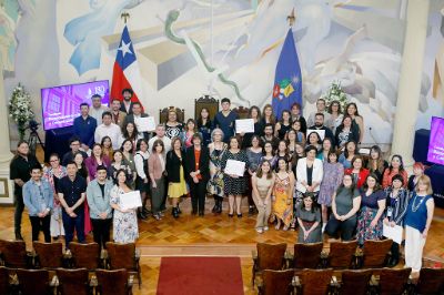 Además, en la cita se entregó una distinción especial a 14 comunicadoras y comunicadores del plantel para destacar el despliegue comunicacional desarrollado durante la pandemia de COVID-19. 