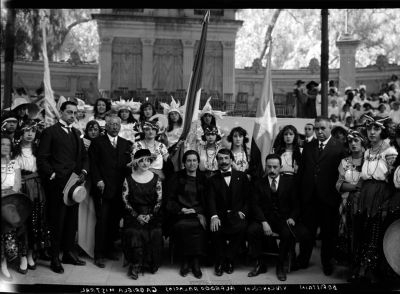 En la fotografía se aprecia a José Vasconcelos, Alfredo Palacios, Gabriela Mistral y otros funcionarios en Chapultepec en México. Créditos: Fototeca Nacional del Instituto Nacional de Antropología e Historia de México.