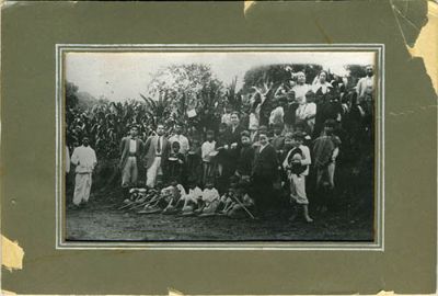 En la fotografía se encuentra Gabriela Mistral rodeada de autoridades en México. Créditos: Museo Gabriela Mistral de Vicuña.